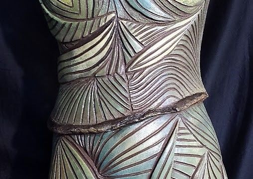 Marialuisa Bossi
“Spirito verde”
argilla nera colorata con ingobbi e incisa - sostegno in ferro
cm 10x25x h.55
Mostra Atelier Capricorno “Spirito verde” anno 2015